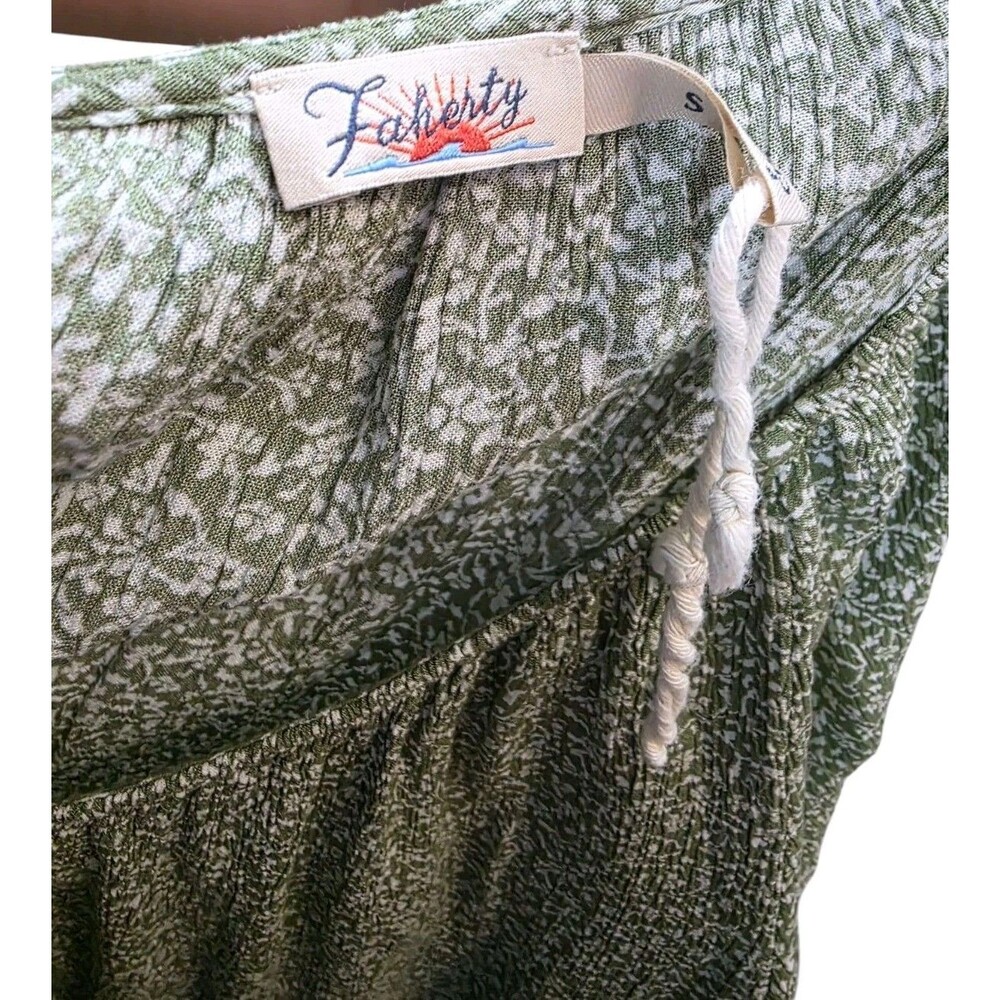 Faherty Top Womans Small Green Amira Ditsy Floral V Neck Short Sleeve Crepe - Picture 5 of 6
